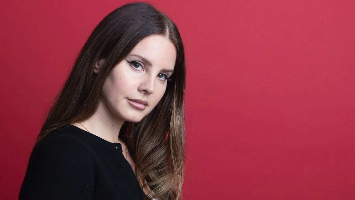 Лана Дель Рей выпустила новый сингл White Feather Hawk Tail Deer Hunter