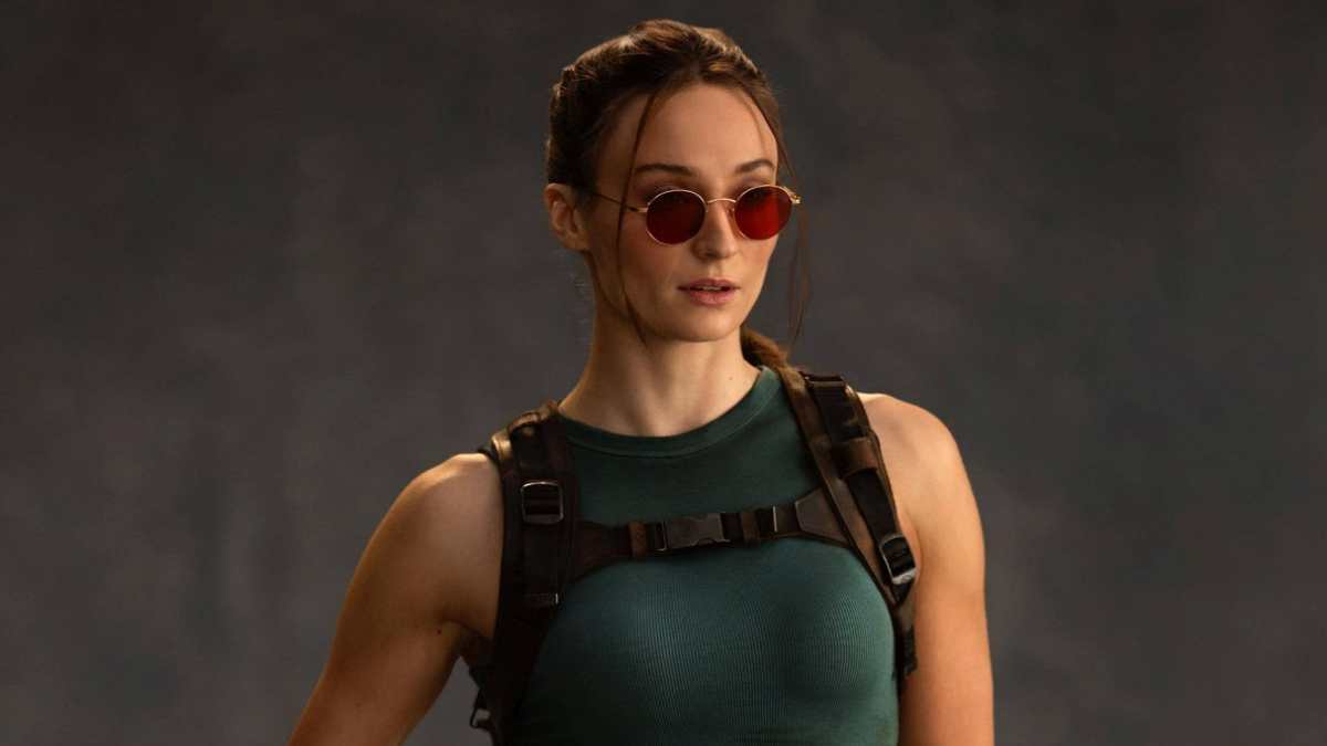 На новых кадрах со съёмок сериала Tomb Raider показали Софи Тёрнер с кинжалом