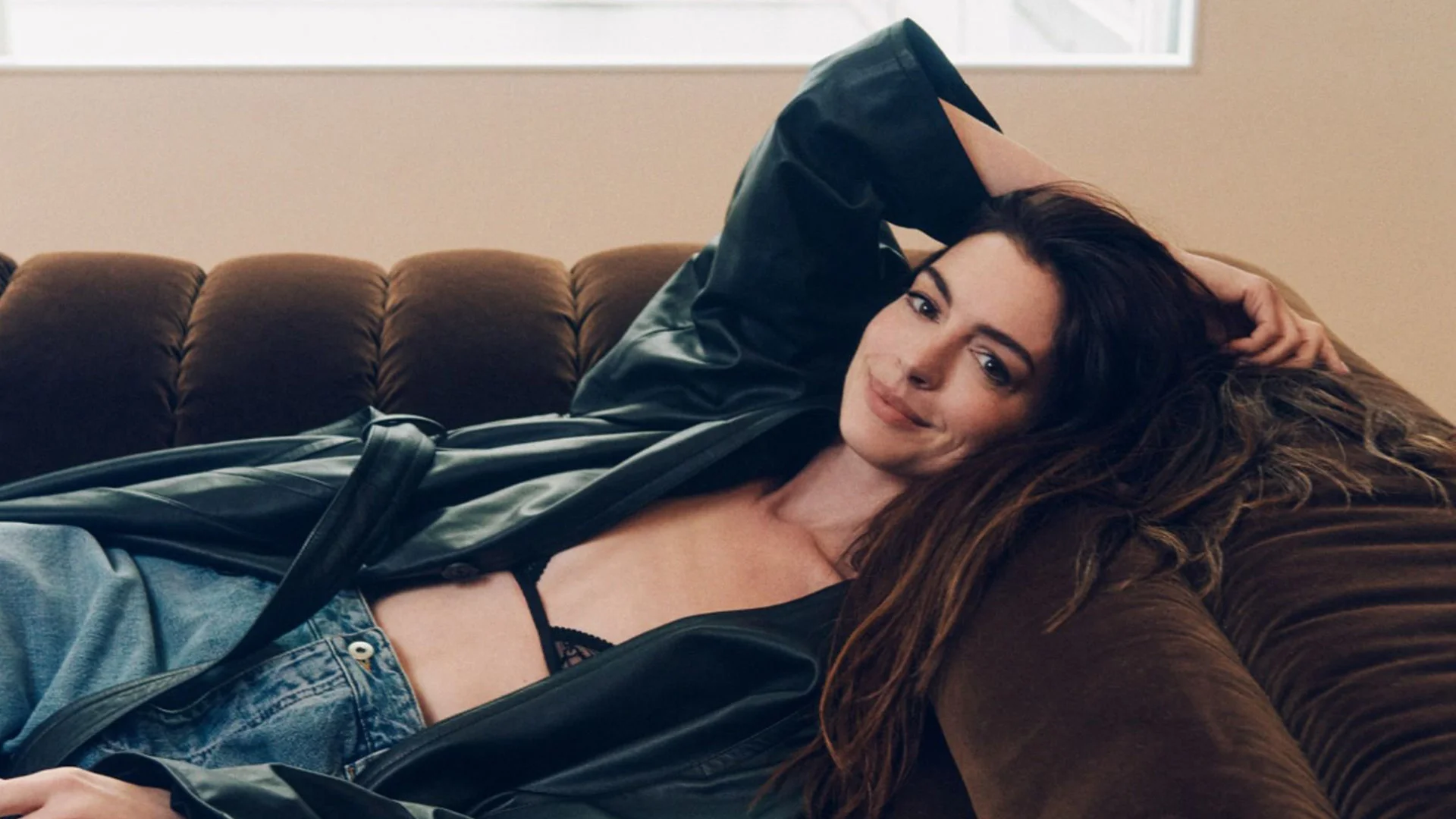 Anne Hathaway Голая
