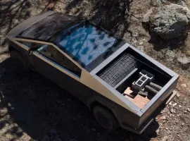 Семья погибшей в Cybertruck девушки требует доступа к автомобилю - изображение 1