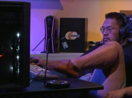 Игрок в StarCraft выигрывает матч... левой ногой!
 - изображение 1