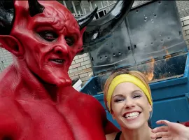 Рейнольдс создал рекламу, в которой Сатана влюбился в 2020. На фоне —перезапись хита Тейлор Свифт - изображение 1