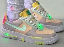 Nike выпустит яркие кроссовки Air Force 1 со светящимися элементами - изображение 1