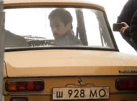 Тэрон Эджертон с усами и в «Москвиче»: появились фото со съемок фильма «Тетрис» - изображение 1