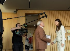 Трогательная семейная комедия «Стажёр по-русски» с Сергеем Шакуровым, Арсением Поповым и Равшаной Курковой — под Новый год на PREMIER - изображение 1