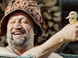 Инфоцыган в бегах, суровый Батя и ретрит: премьера сериала «Хутор» в PREMIER и START 10 июля - изображение 1