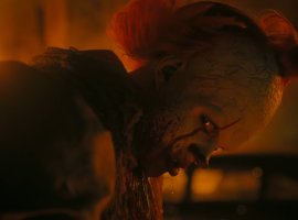 В новом трейлере «Оно: Добро пожаловать в Дерри» засветился сам Пеннивайз - изображение 1