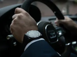 Bugatti выпустил «умные» часы в дизайне своих автомобилей по цене выше $1000 - изображение 1