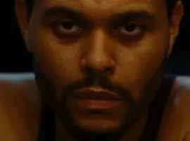 В сети появился трейлер фильма «Спеши завтра» с The Weeknd, Дженной Ортегой и Барри Кеоганом - изображение 1