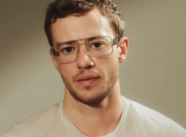 Джозеф Куинн и Эйми Лу Вуд стали лицами новой кампании Versace Greca - изображение 1