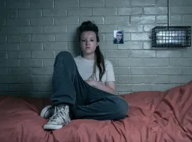 Появились кадры 2 сезона «Срока» с Беллой Рэмси в роли беременной заключённой - изображение 1
