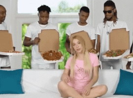 Пиццерия спародировала популярный мем в своей рекламе - изображение 1