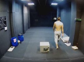 Авторы стрима связанной девушки предлагают спасти запертого мужчину - изображение 1