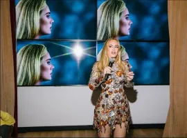 Фанат Adele сделал предложение с помощью певицы на её концерте - изображение 1
