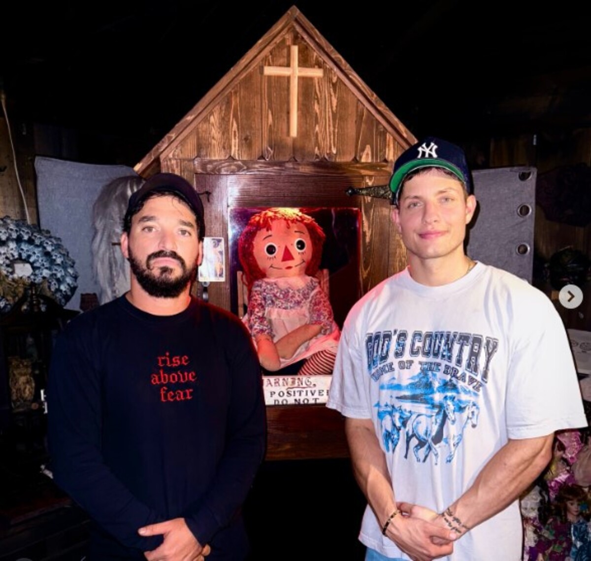 Комик Мэтт Райф купил дом Уорренов и зловещую куклу Аннабель - изображение 1 Комик Мэтт Райф купил дом Уорренов и зловещую куклу Аннабель - фото 1