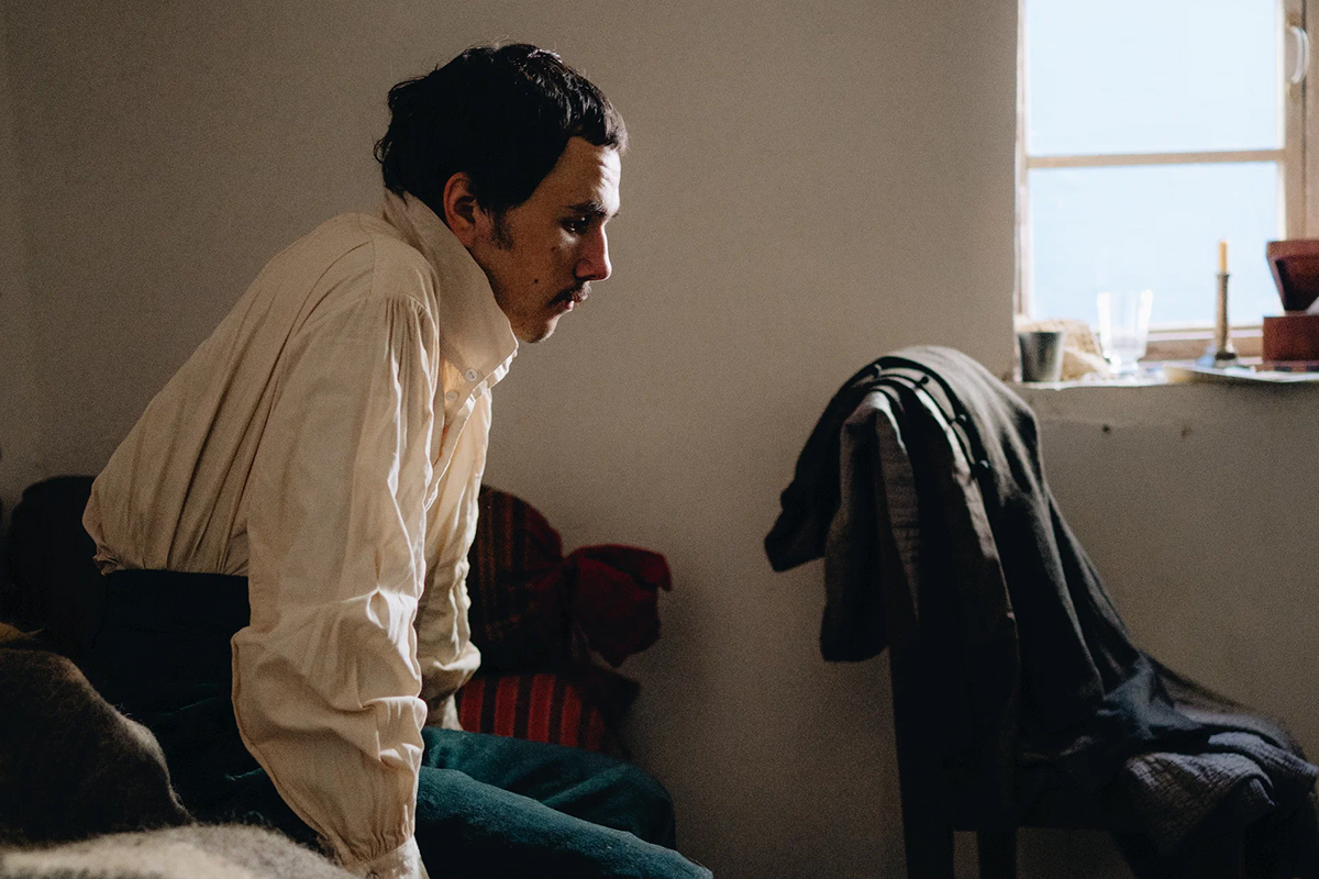 По признанию постановщика, идея снять «Лермонтова» пришла к нему во время путешествия по Кавказу. Бакурадзе вместе с детьми проезжал мимо Пятигорска и неожиданно увидел идущего на свою смерть Михаила Юрьевича

Источник: Вольга