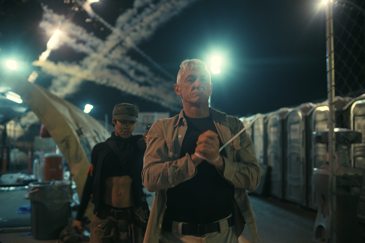 Шон Пенн играет полковника Локджо, олицетворяющего белую Америку. Он, безусловно, антагонист картины
Источник: Warner Bros