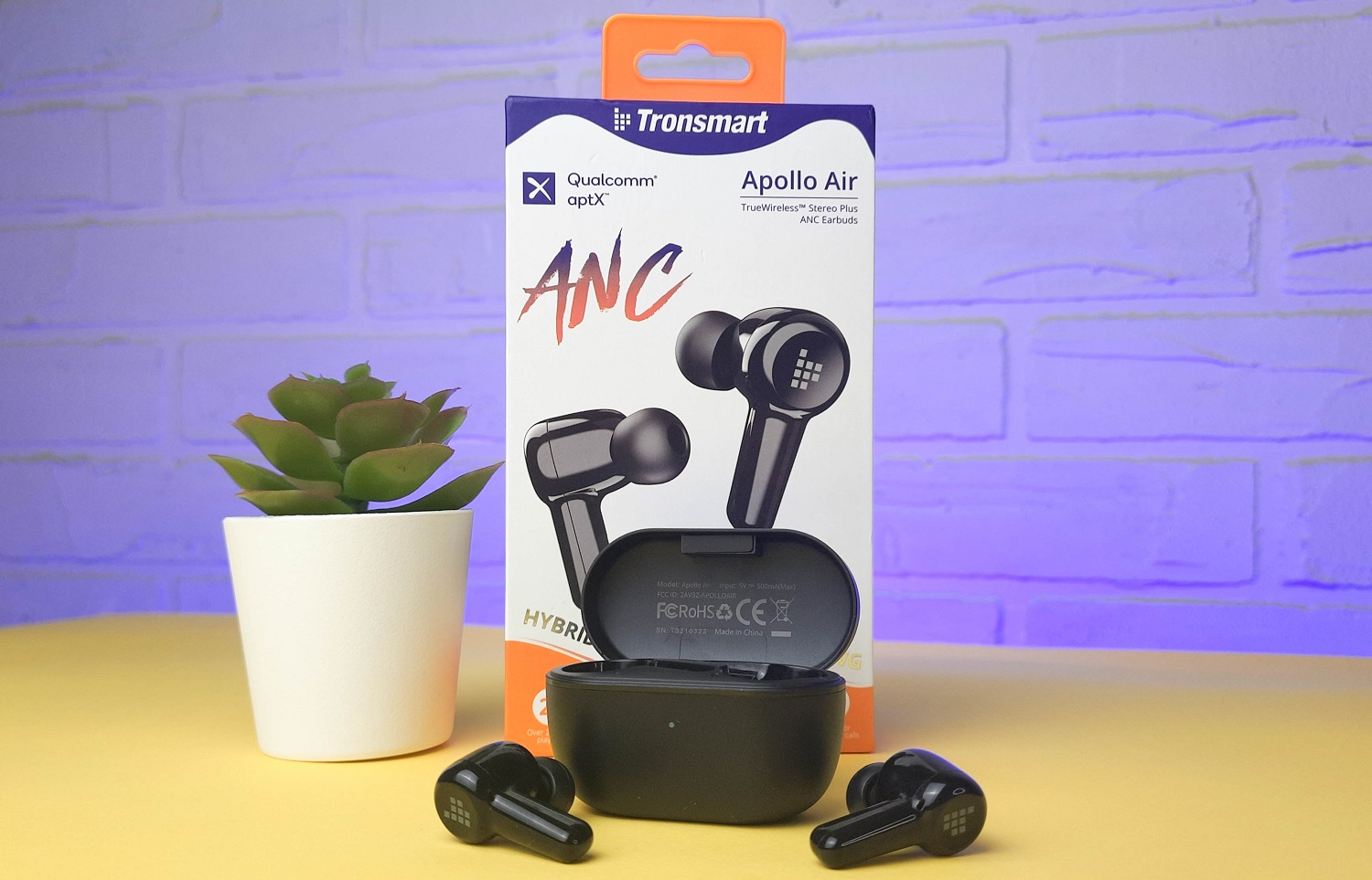 В конце весны китайская компания Tronsmart выпустила TWS-наушники Apollo Air. Новинка получила активное шумоподавление, а при скромном дизайне и ценнике пять тысяч рублей способна конкурировать по звуку с моделями подороже. Объясняем, чем наушники цепляют сразу, а где производителю стоило бы сделать лучше.