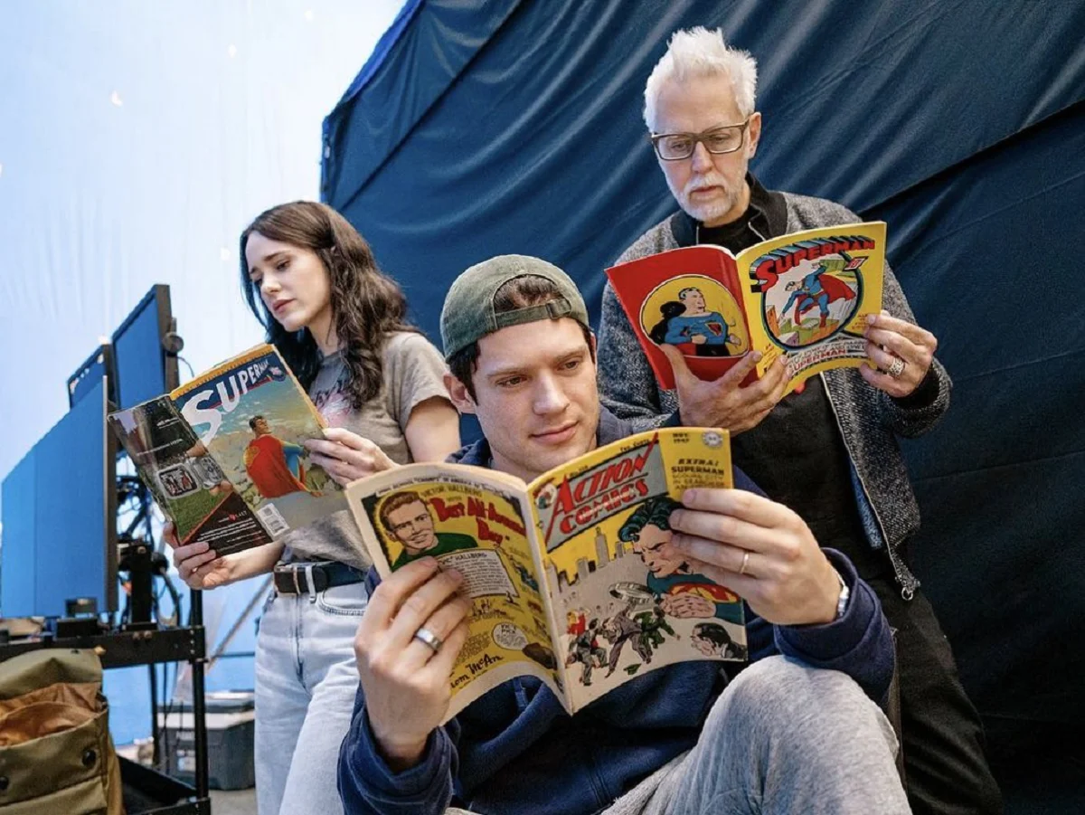 На фото со съёмок «Супермена» Джеймса Ганна все читают комиксы о супергерое - фото 1