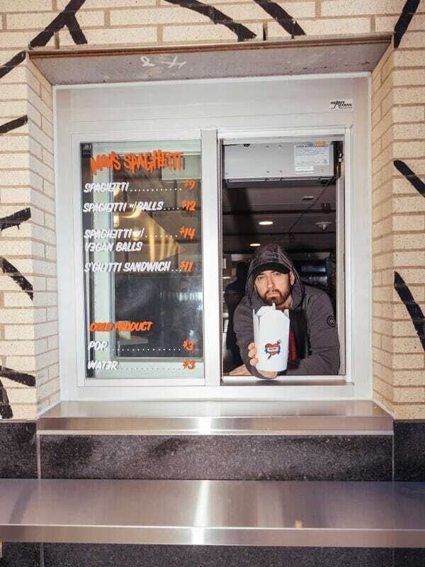 Эминем открыл закусочную Mom’s Spaghetti в родном Детройте - фото 1