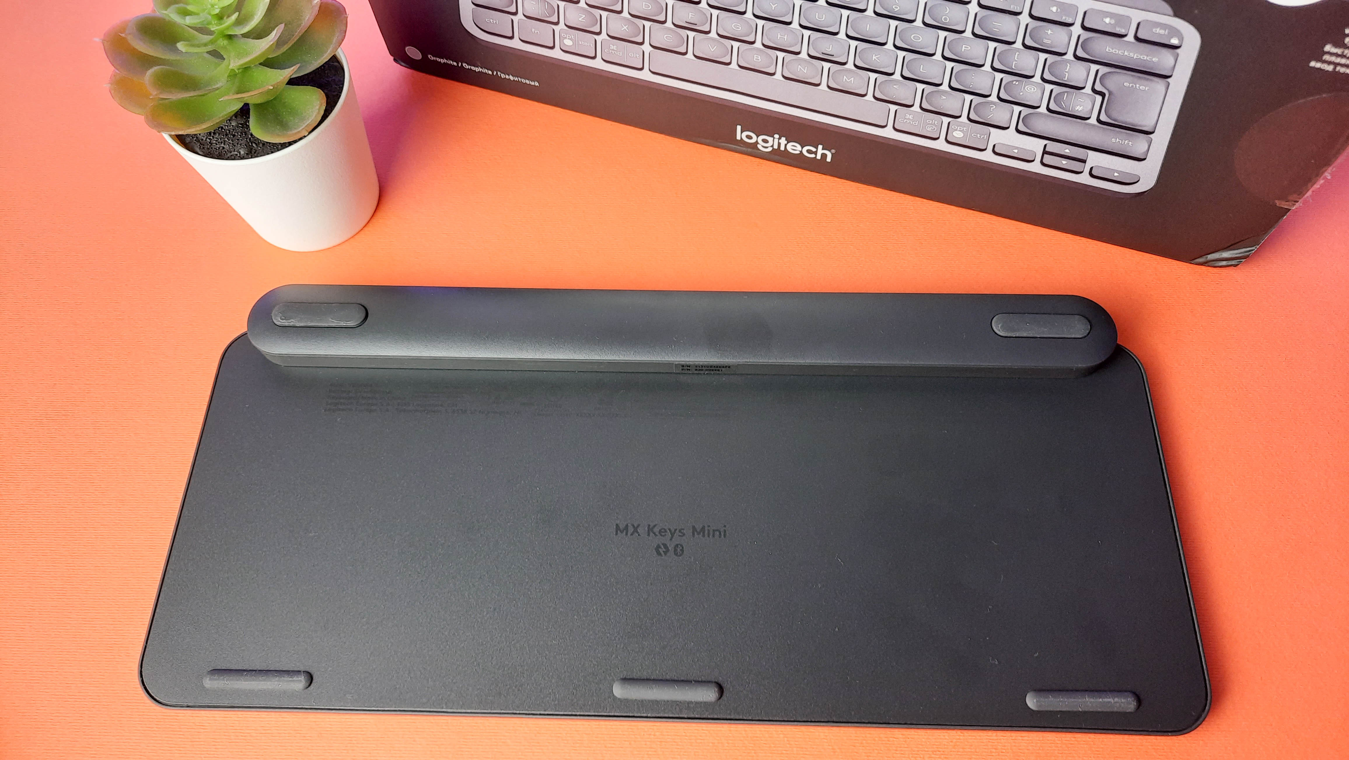 Обзор Logitech MX Keys Mini: компактная беспроводная клавиатура с умной подсветкой - изображение 5 Обзор Logitech MX Keys Mini: компактная беспроводная клавиатура с умной подсветкой - фото 5