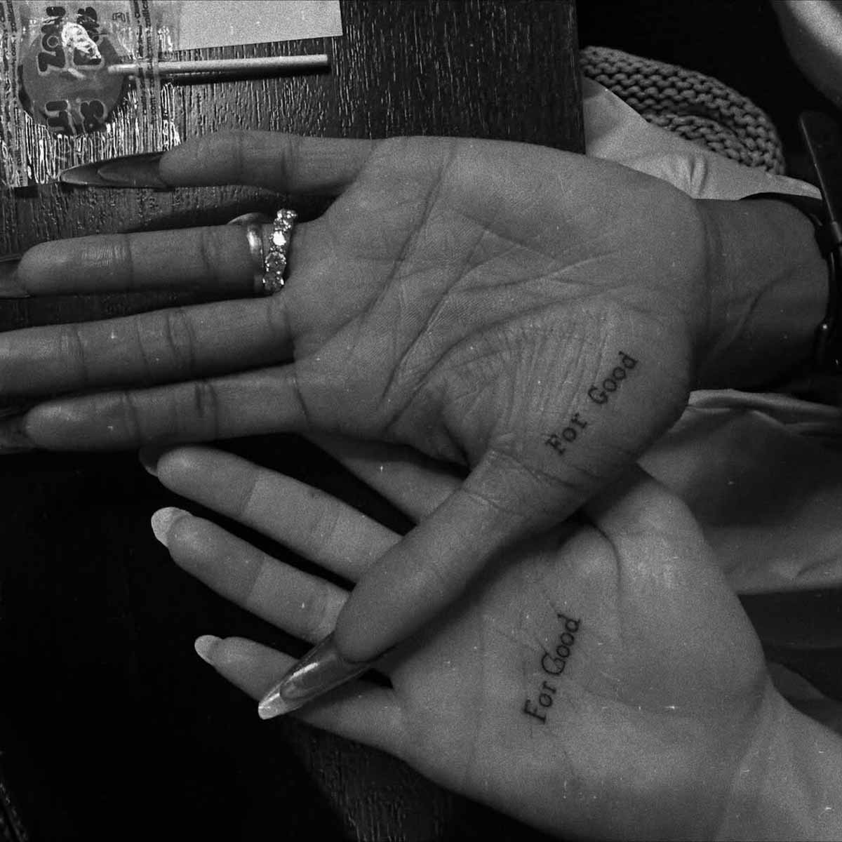 Ариана Гранде и Синтия Эриво сделали татуировки в честь мюзикла «Злая: Навсегда» - изображение 1 Ариана Гранде и Синтия Эриво сделали татуировки в честь мюзикла «Злая: Навсегда» - фото 1