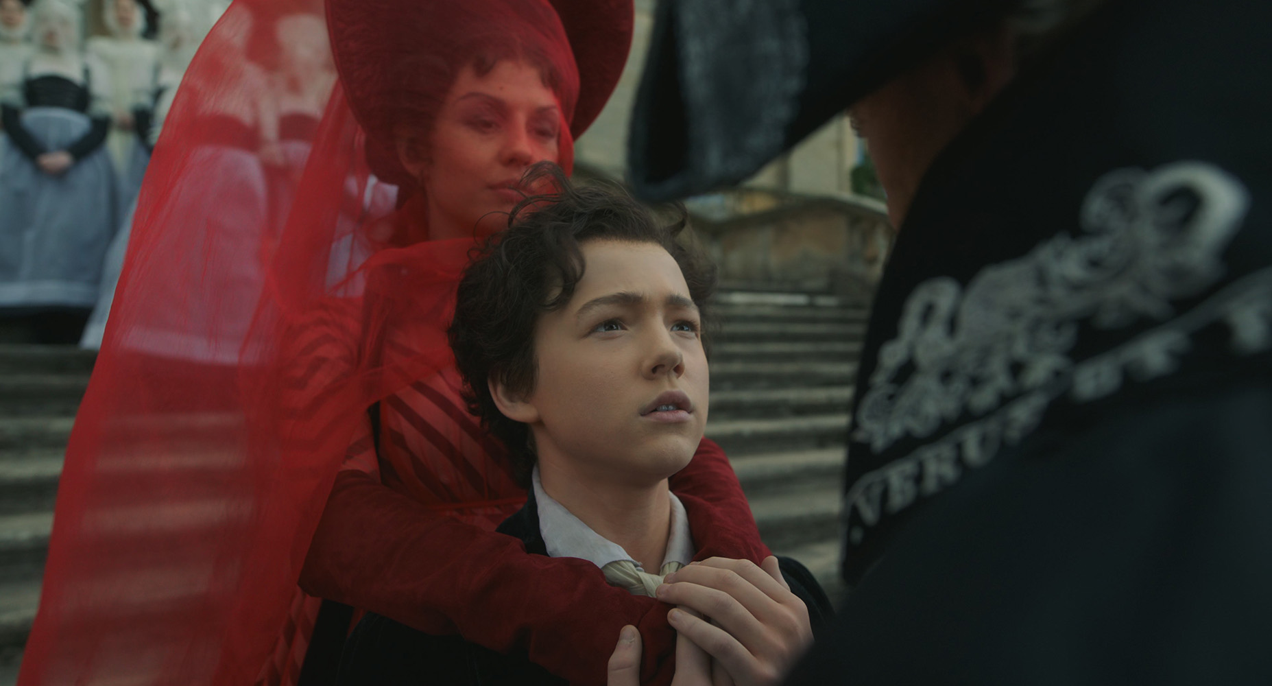 Во «Франкенштейне» Миа Гот сыграла не только любовный интерес Виктора, но и его покойную мать

Источник: Netflix