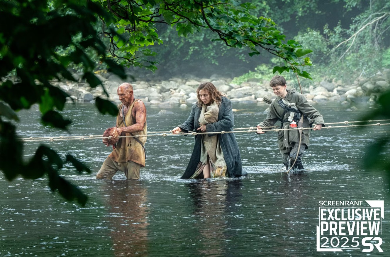 Рэйф Файнс, Джоди Комер и другие переправляются через реку на новом кадре «28 лет спустя» - изображение 1 Рэйф Файнс, Джоди Комер и другие переправляются через реку на новом кадре «28 лет спустя» - фото 1