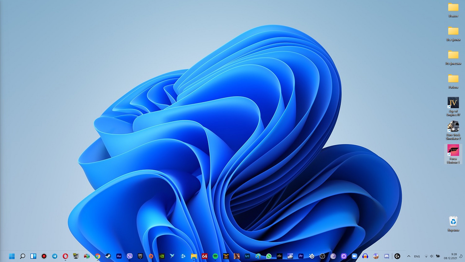 Windows 11 вышла два месяца назад. Многие пользователи всё еще не решаются обновиться до новой версии, опасаясь долгого привыкания, багов и различных упущений. Все это действительно актуально для прошлых ОС Microsoft, но почти не для этой. Новая операционная система похожа не на полноценное обновление, а скорее на лёгкий визуальный апдейт с ограниченным набором новых возможностей и более современным интерфейсом. Объясняем, чем понравилась ОС, в чём ее достоинства и недостатки.