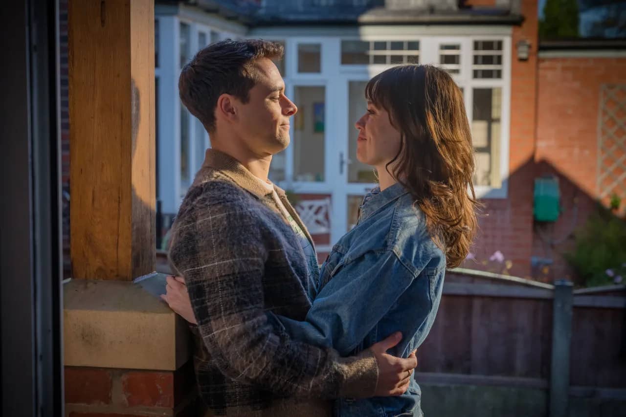 Звёзды «Белого лотоса» и «Переходного возраста» появились в первом трейлере шоу «Киноклуб» - изображение 4 Звёзды «Белого лотоса» и «Переходного возраста» появились в первом трейлере шоу «Киноклуб» - фото 4