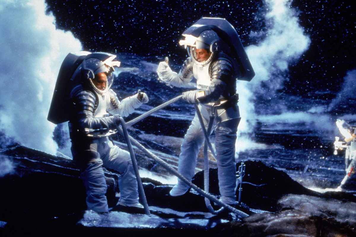 Фильм «Столкновение с бездной» был номинирован на премию «Сатурн» в категории «Лучший научно-фантастический фильм»

Источник: Paramount Pictures