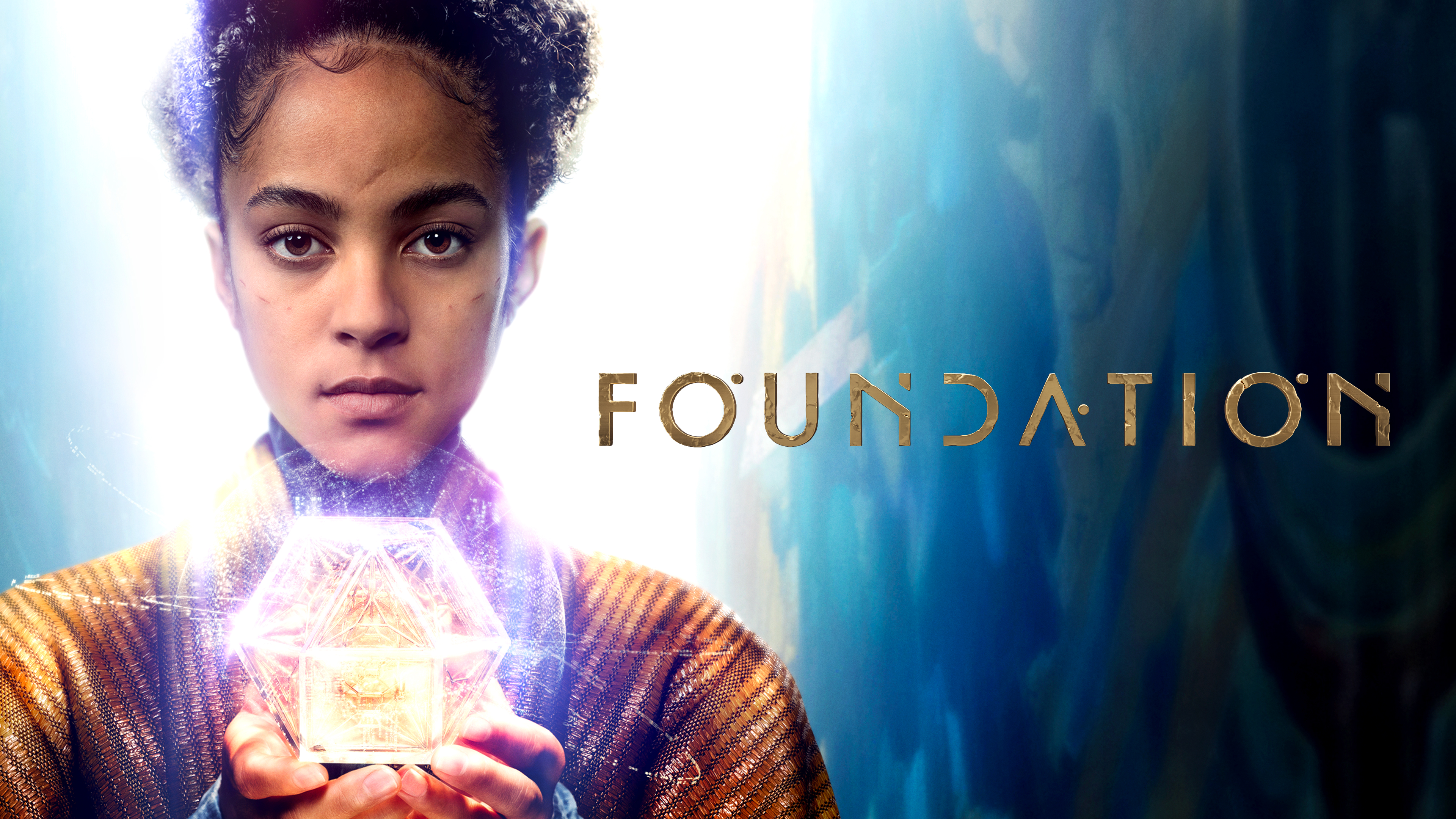 На Apple TV+ начал выходить научно-фантастический сериал «Основание» (The Foundation), снятый по мотивам одноименного книжного цикла американского фантаста Айзека Азимова. Автор «Канобу» Алексей Егоров посмотрел первые три серии шоу и рассказывает, что получилось у его создателей, и стоит ли его смотреть на фоне проката «Дюны» Дени Вильнёва.
