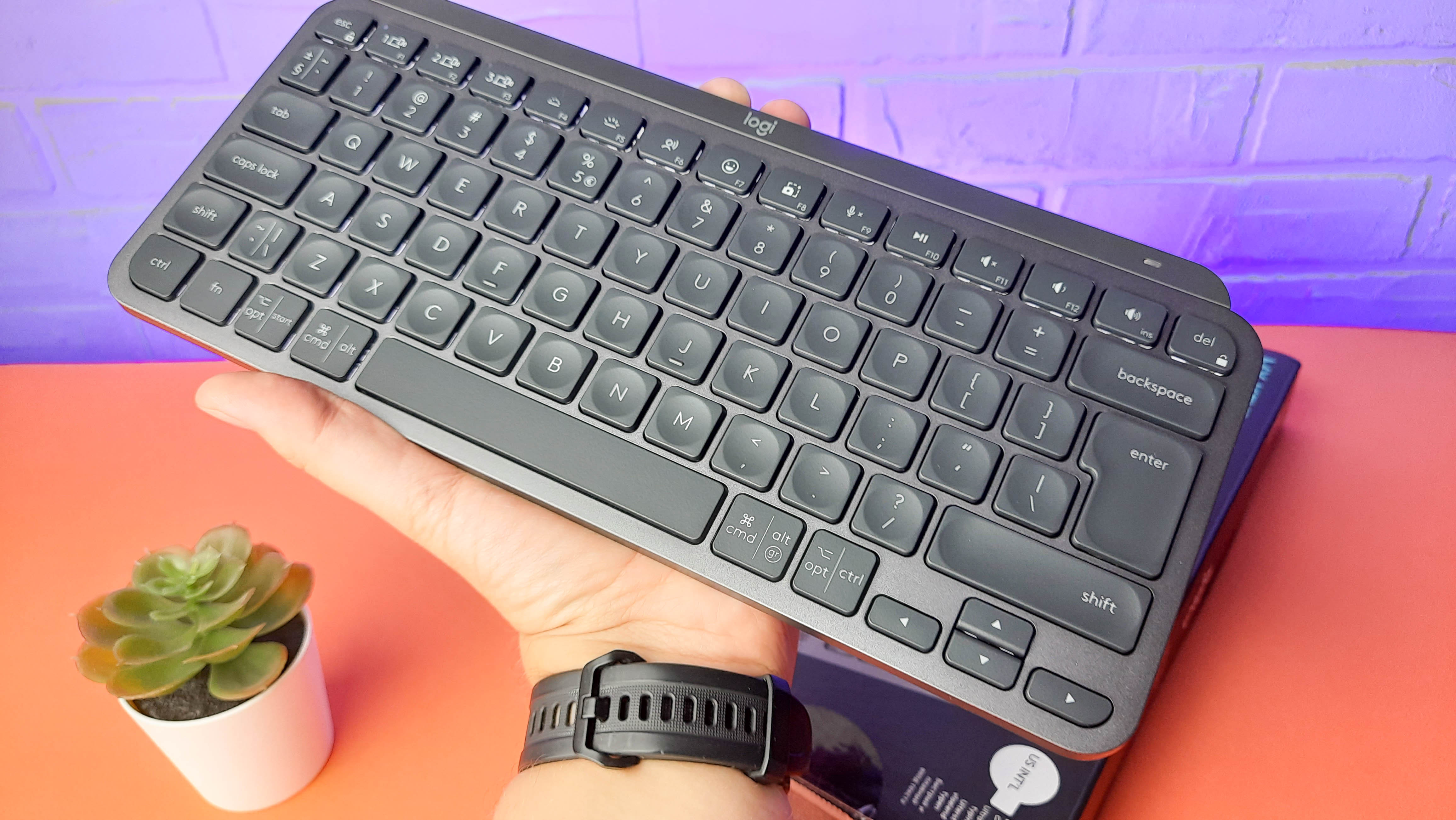 Обзор Logitech MX Keys Mini: компактная беспроводная клавиатура с умной подсветкой - изображение 8 Обзор Logitech MX Keys Mini: компактная беспроводная клавиатура с умной подсветкой - фото 8