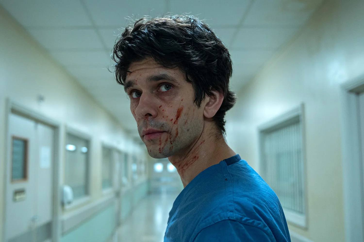 Он не только парфюмер. Бен Уишоу на кадре из сериала «Будет больно»
Источник: BBC One