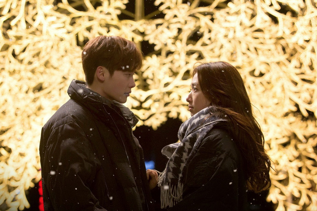 В Китае права на онлайн-трансляцию «Пиноккио» были проданы по рекордной цене в 280 000 $ за эпизод, что сделало дораму самым дорогим корейским сериалом, проданным в этой стране
Источник: Seoul Broadcasting System