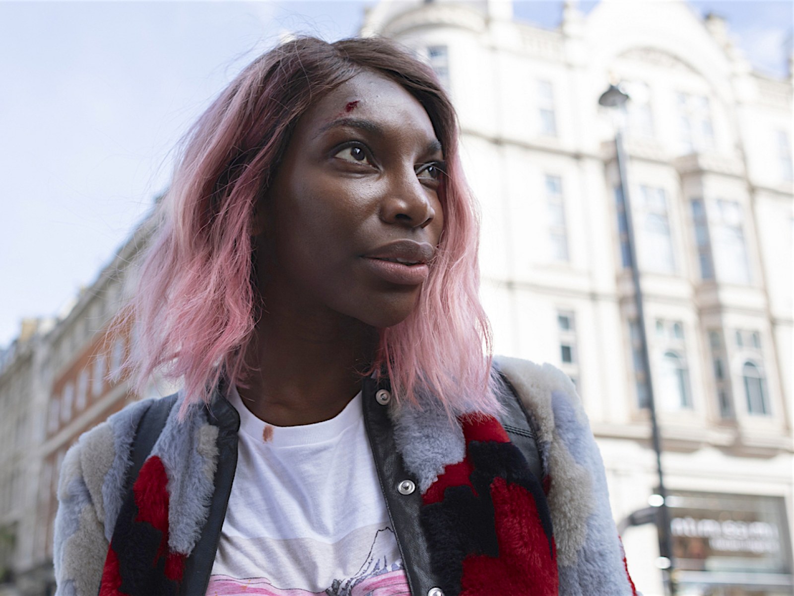 Биографический мини-сериал Михаэлы Коэл «Я могу уничтожить тебя» о женщине, пережившей изнасилование, стал триумфатором премии Британской академии кино и телевизионных искусств (BAFTA), хотя до этого один из знаковых проектов года проигнорировало жюри «Золотого глобуса». Автор «Канобу» Мариам Григорян рассказывает, как тридцатитрехлетняя британка написала сценарий, сняла и спродюсировала одно из самых самобытных шоу 2020 года, почему от перспективного проекта отказался Netflix и как сериал связан с «Левиафаном» Андрея Звягинцева.