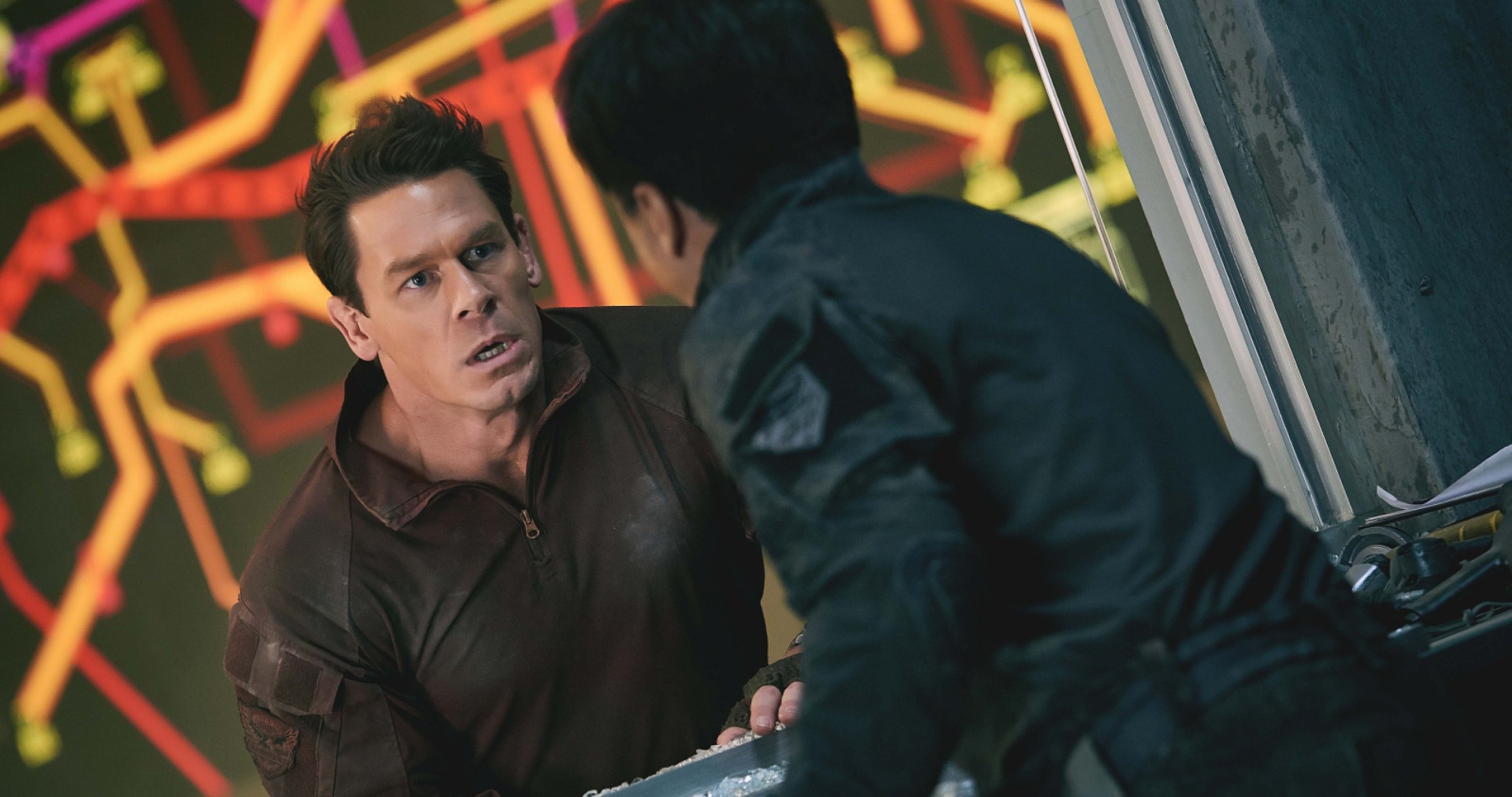 Рецензия на фильм «Круче некуда»: эскапистское бадди-муви с Джеки Чаном и Джоном Синой - изображение 5 Рецензия на фильм «Круче некуда»: эскапистское бадди-муви с Джеки Чаном и Джоном Синой - фото 5