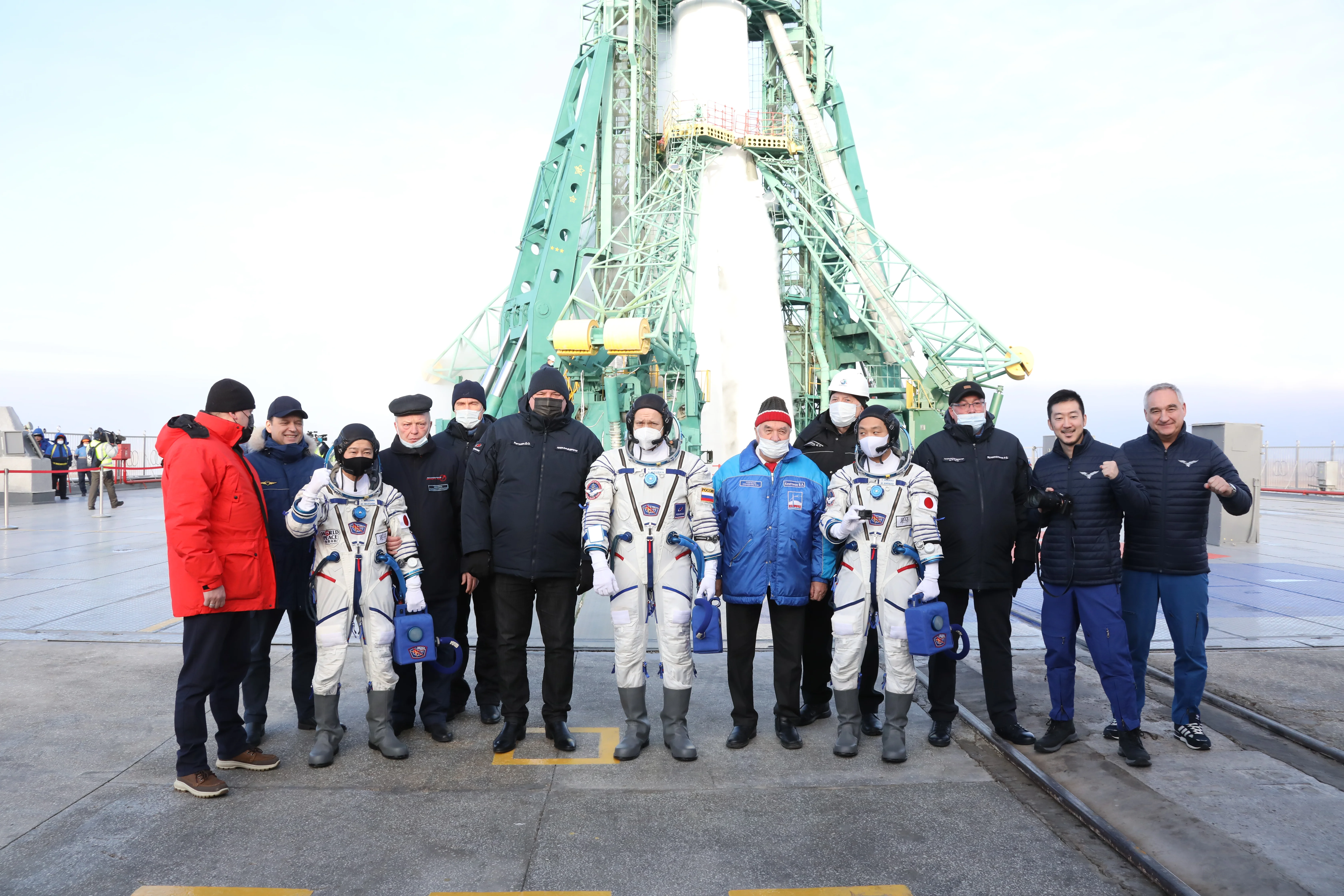Роскосмос запустил ракету «Союз» с туристами на борту - фото 1