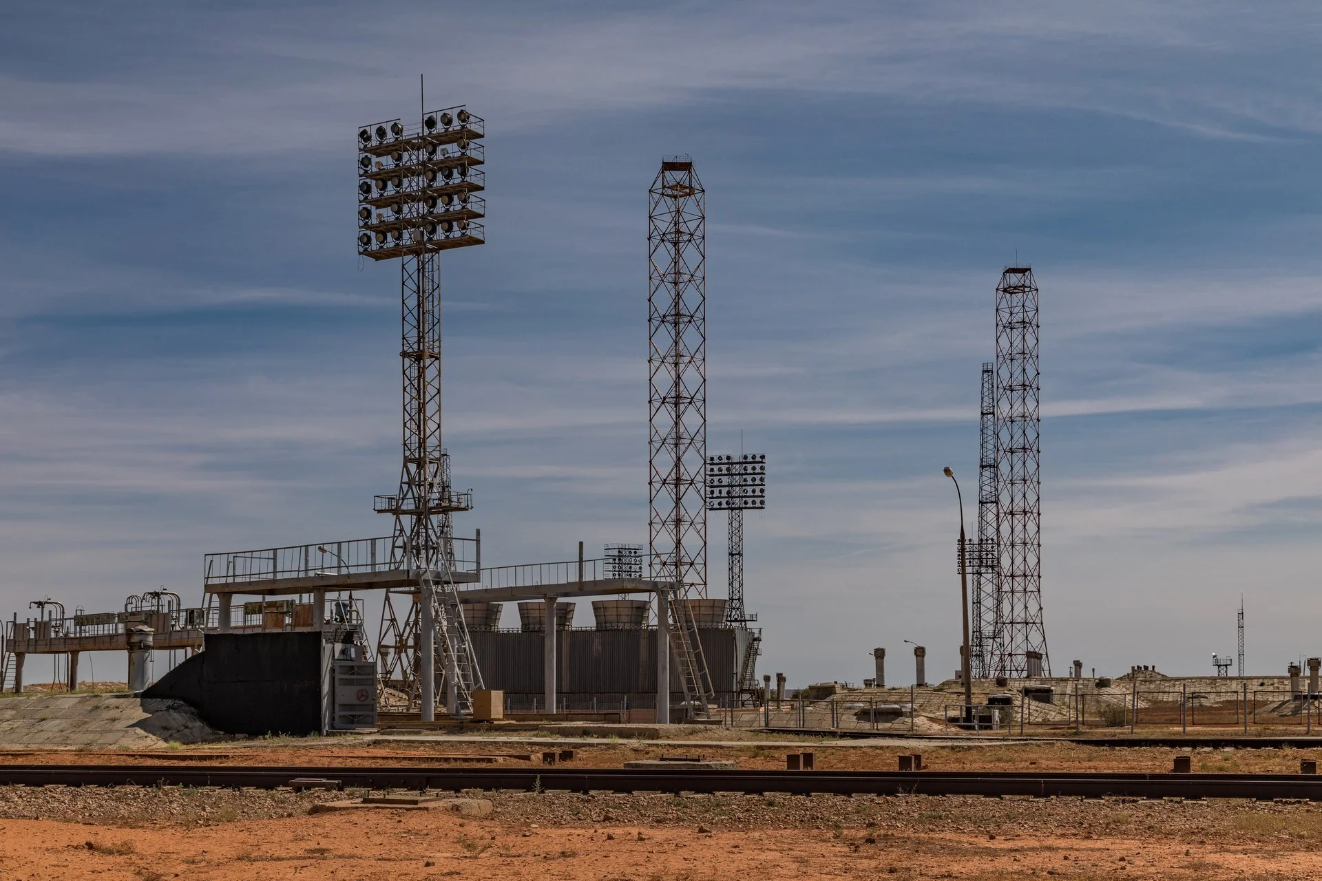 Космодром Байконур, конструкции стартовой площадки. Источник: [https://commons.wikimedia.org/wiki/File:Baikonur_Cosmodrome_IMG_2978_Baikonur_(36661743633).jpg](https://commons.wikimedia.org/wiki/File:Baikonur_Cosmodrome_IMG_2978_Baikonur_(36661743633).jpg). Автор: Ninara. Лицензия: CC BY 2.0