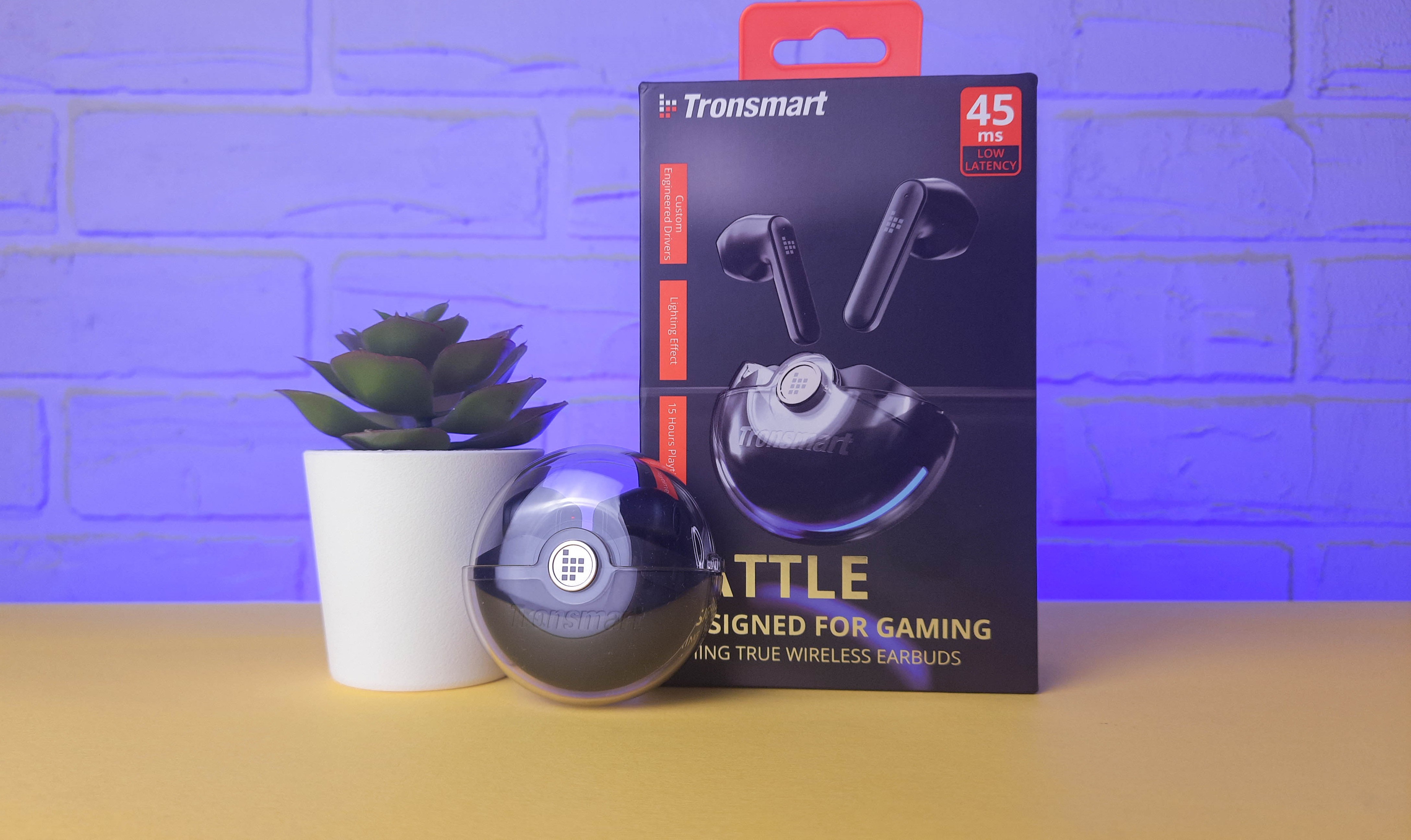 Tronsmart выпустила TWS-наушники под названием Battle. Аудиогаджет выделяется стильным прозрачным кейсом и позиционируется как бюджетный вариант для геймеров. Объясняем, так ли это на самом деле, есть ли у наушников по цене от 2000 рублей плюсы и в чём их минусы.