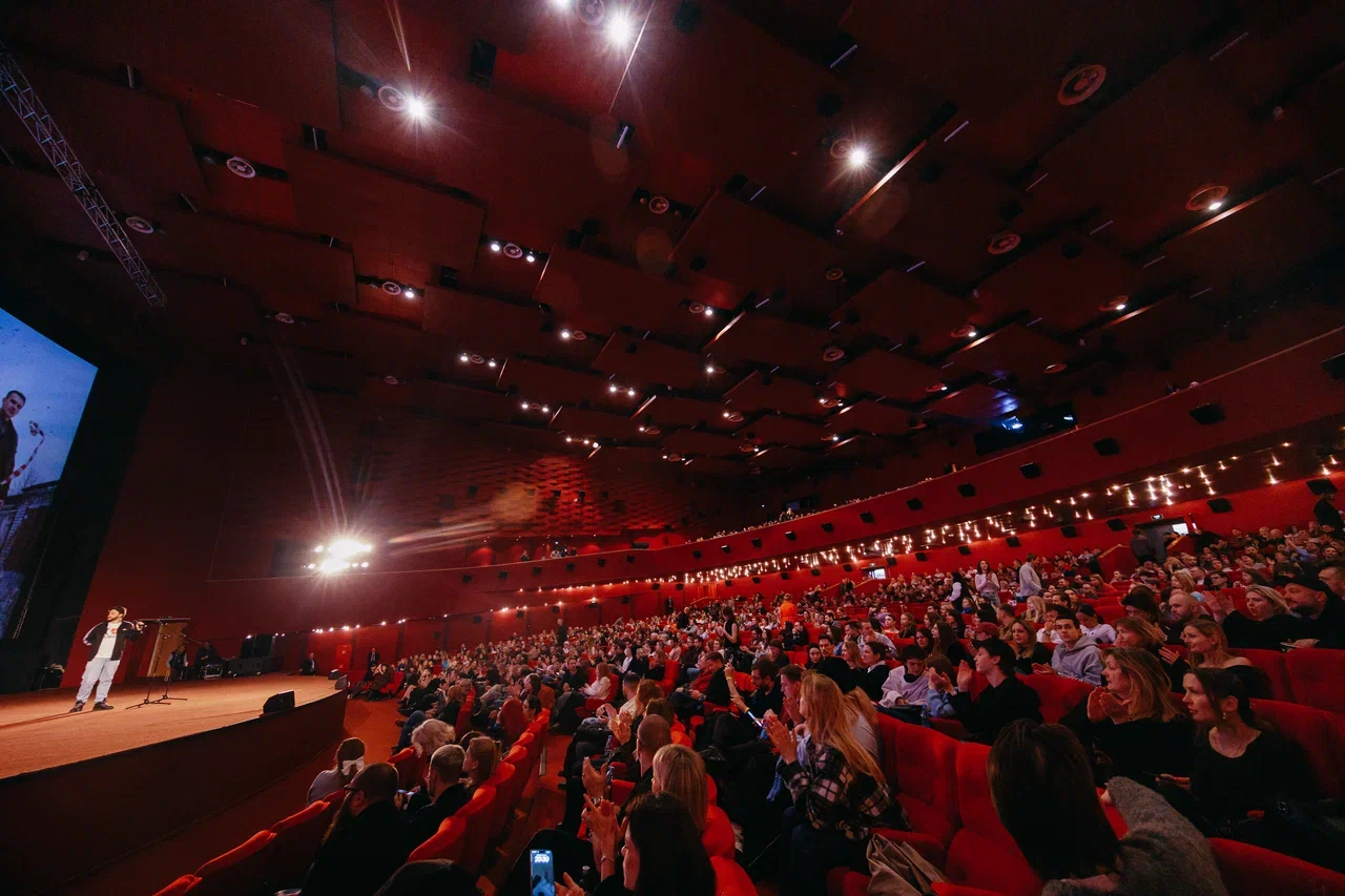 Рузиль Минекаев с женой на светской премьере сериала «Подслушано в Рыбинске» - изображение 1 Рузиль Минекаев с женой на светской премьере сериала «Подслушано в Рыбинске» - фото 1