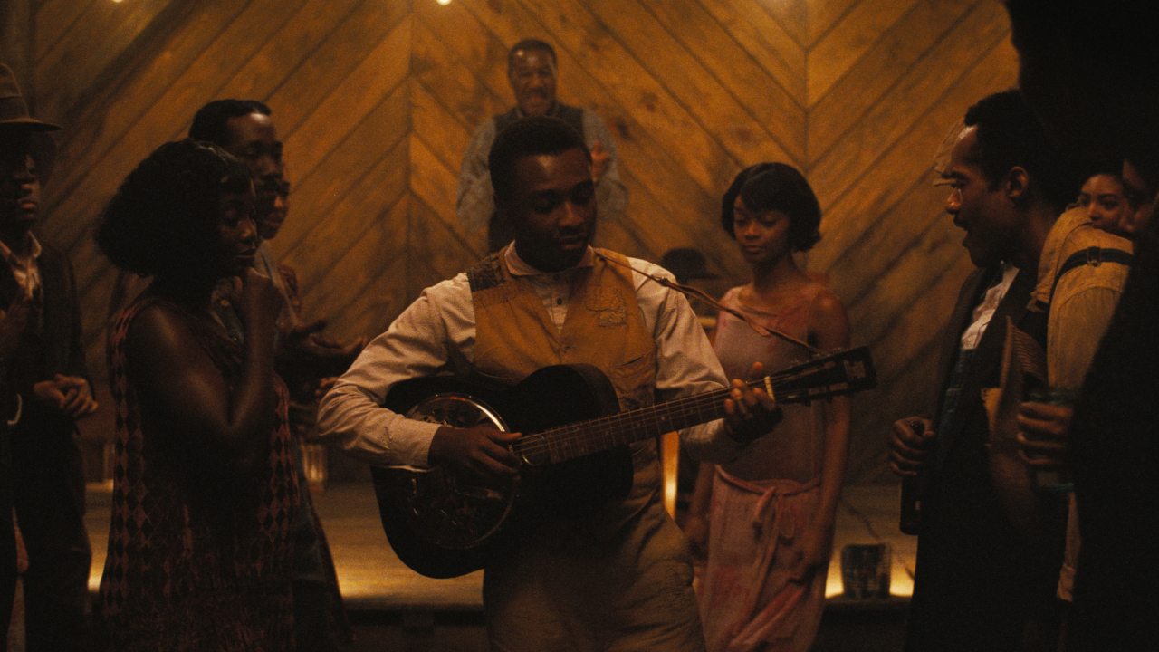 Фильм Райана Куглера «Грешники» выйдет в российских кинотеатрах 26 апреля - фото 1