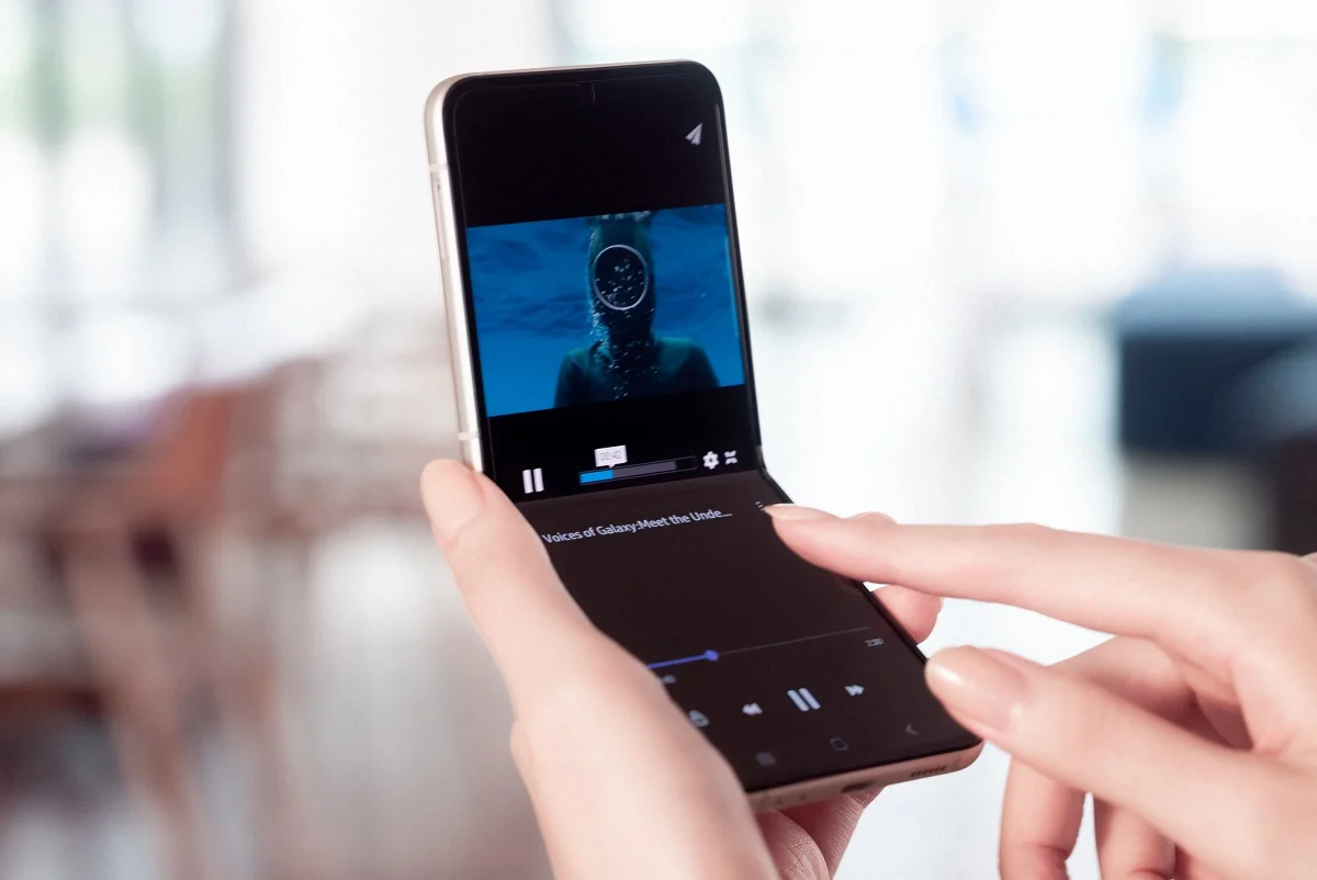 Представлен Samsung Galaxy Flip 3: гибкий смартфон с двумя экранами и поддержкой 5G - фото 3