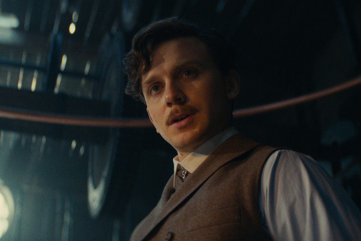 Продолжительность фильма «Левша» — 100 минут

Источник: Атмосфера кино