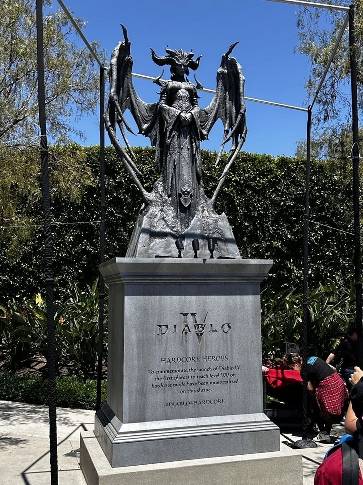 Авторы Diablo 4 показали посвященную прокачавшимся до 100 левела статую - фото 1