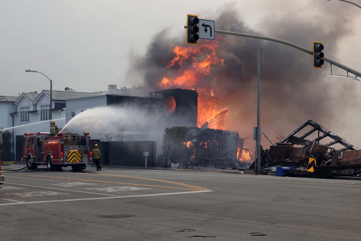 Из-за пожаров в Лос-Анджелесе сгорел бывший дом Леонардо ДиКаприо - фото 1