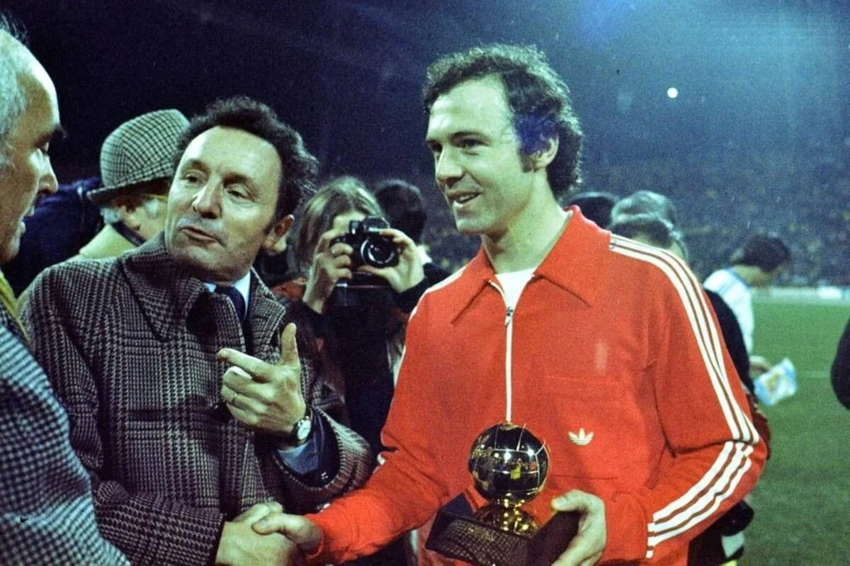 Франц Беккенбауэр с «Золотым мячом» 1976 года