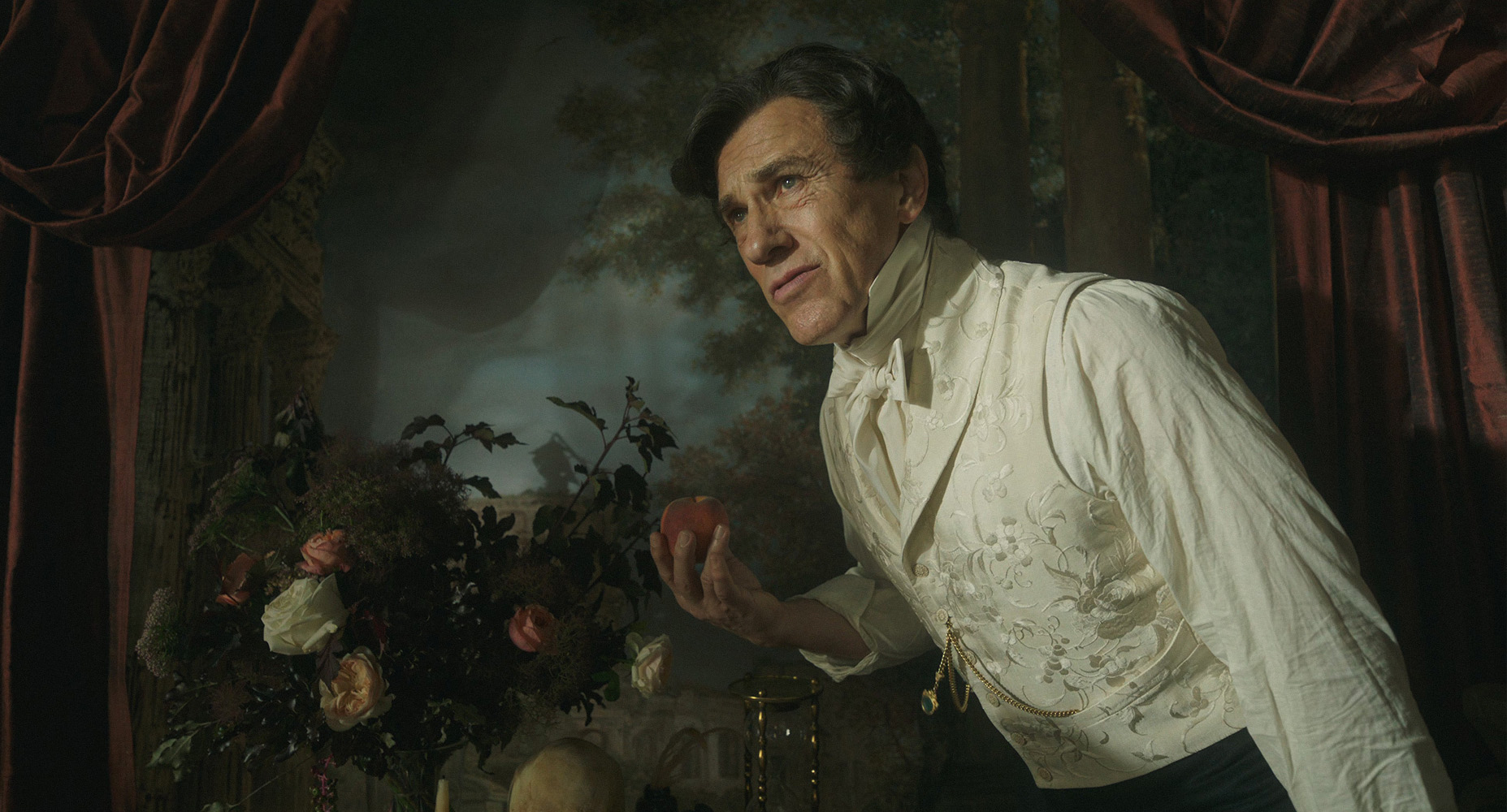 Спасибо, герр Харландер, что дали Виктору денег на навороченную лабораторию — теперь будьте добры уйти далеко на второй план

Кадр из «Франкенштейна»: Netflix