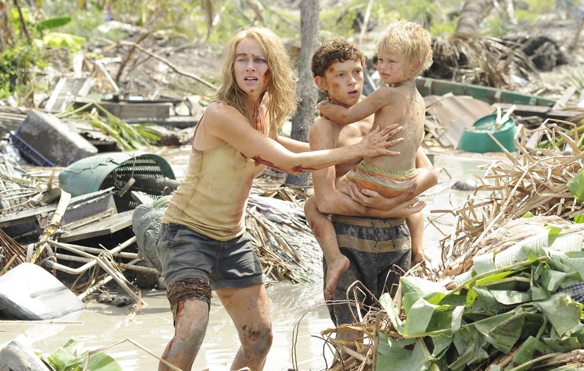 Чтобы пощекотать себе нервы и контролируемо испытать острые ощущения, нужно смотреть фильмы-катастрофы. «Канобу» собрал целый список из картин, способных впечатлить, ужаснуть и заставить задуматься, как бы вы сами повели себя на месте героев. Лучшие фильмы о том, как выжить в воде, огне и в непроходимых снегах безлюдных горных массивов — в этой подборке.