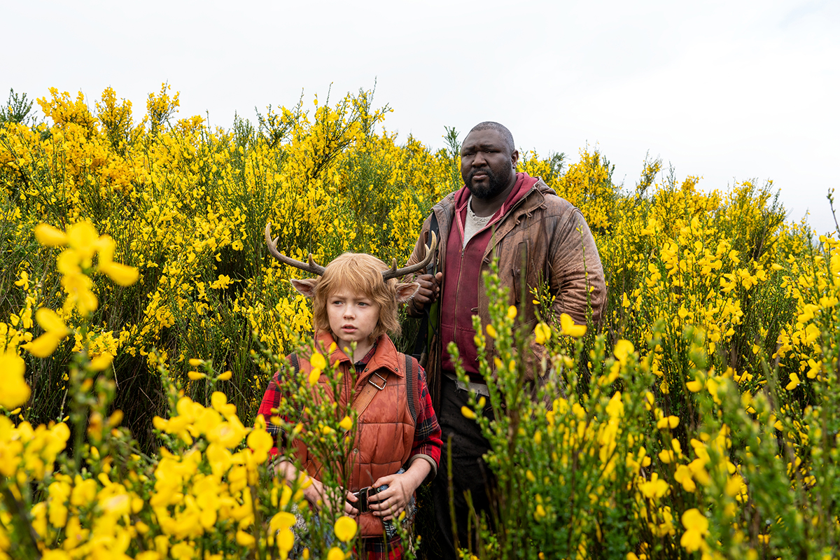 4 июня на Netflix вышел сериал «Мальчик с оленьими рогами» по мотивам известной серии комиксов Sweet Tooth канадского автора Джеффа Лемира. Первый сезон из восьми эпизодов посвящен выживанию мальчика-оленя Гаса в постапокалиптической Америке. Разбираемся, какие изменения внесли в комикс при адаптации, и стоит ли смотреть сериал тем, кто ничего не знает про оригинальный Sweet Tooth.